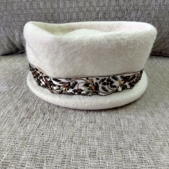 Vintage Winter White Wool Hat with Beaded Ribbon Band Made in Italy - Picture 3 of 9